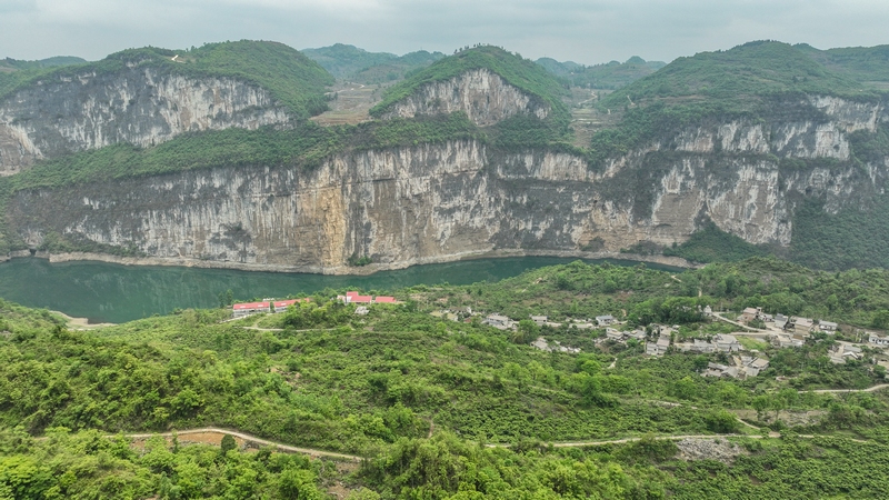 山水如画的乌江源百里画廊上游纳界河畔（王春府 摄）