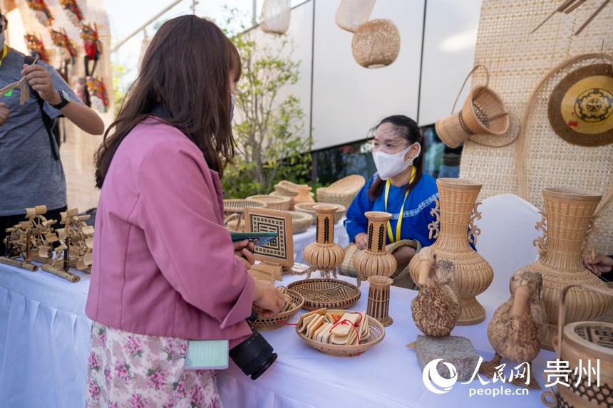 参会嘉宾参观山地生活消费与非遗传承展。人民网 涂敏摄