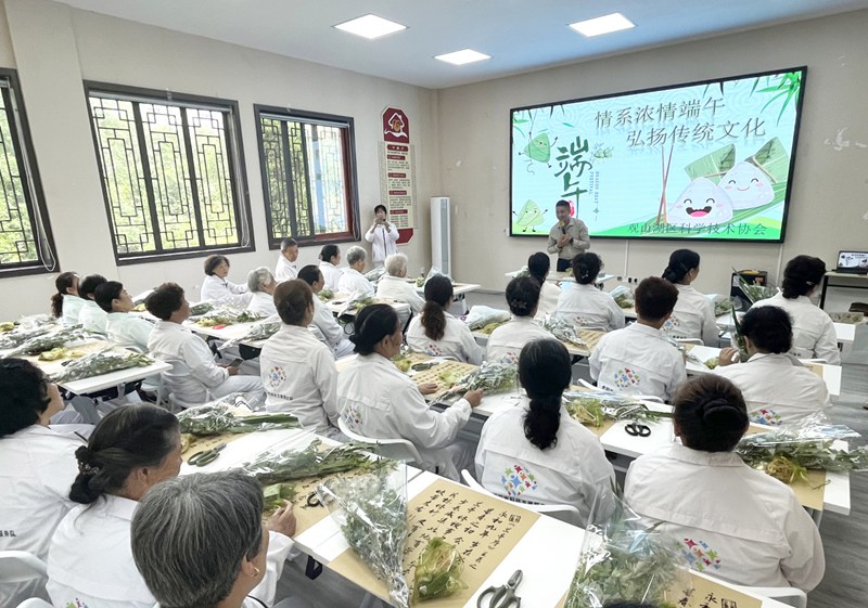 2 专业的花艺师现场教授老人制作端午节艾草花束