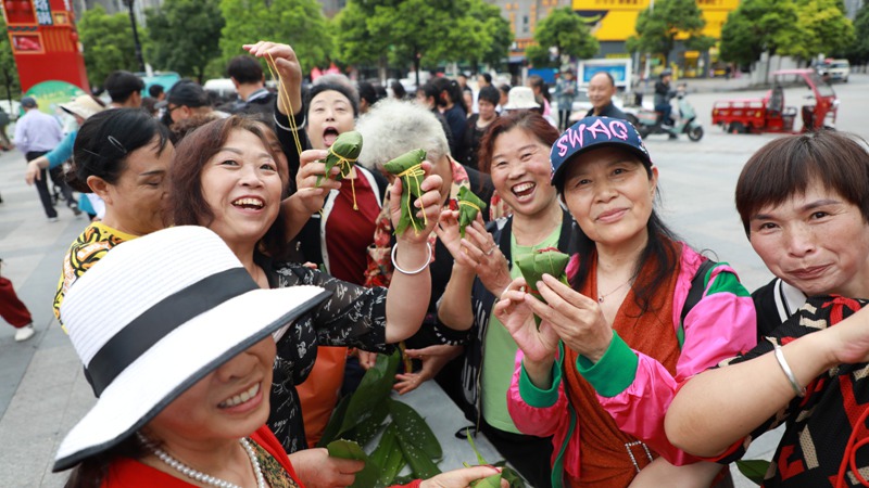 6、 一个个小巧精致的粽子，在居民的巧手下呈现