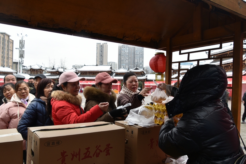 市民纷纷前来购年货。