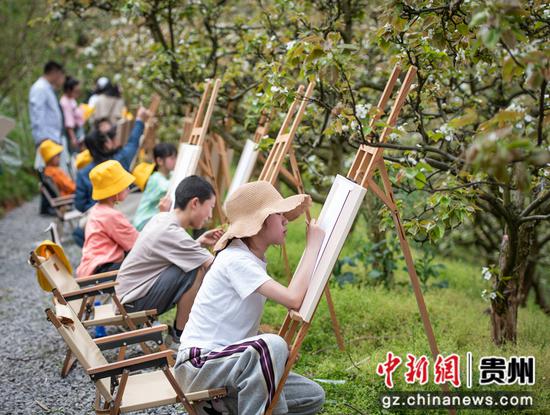 学生在写生