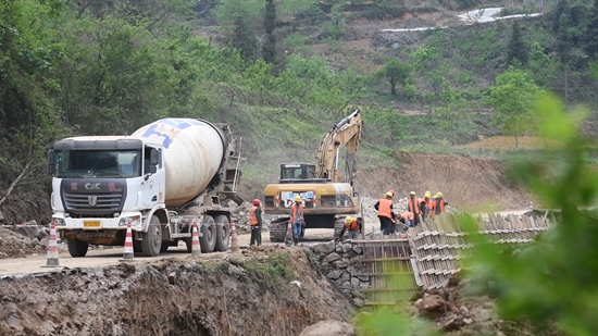 贵州镇远G211大地至小田溪公路改扩建工程火热施工