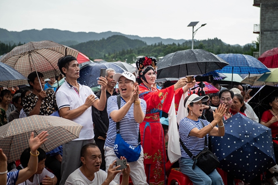 贵州天柱：草根侗戏团  唱响“好声音”_fororder_天柱县渡马镇杨柳村侗戏展演活动现场 观众热烈鼓掌。