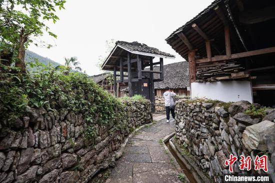 4月4日，龙潭古寨石板铺路、石头筑墙、石巷相连。　中新社记者 瞿宏伦 摄