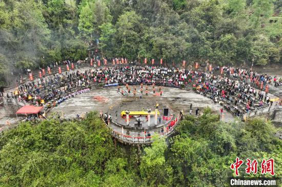 4月5日，仡佬族祭天朝祖祭祀大典现场。　中新社记者 瞿宏伦 摄