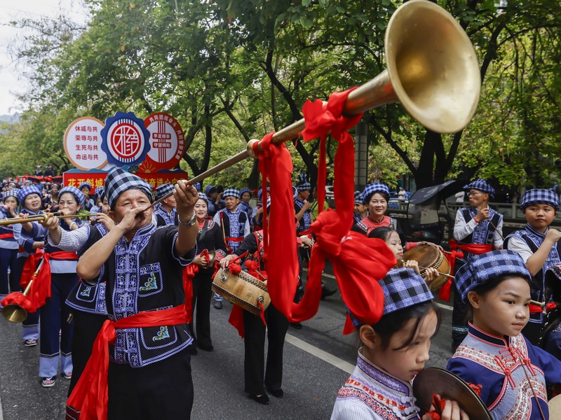 布依民俗巡游。史传鸿摄