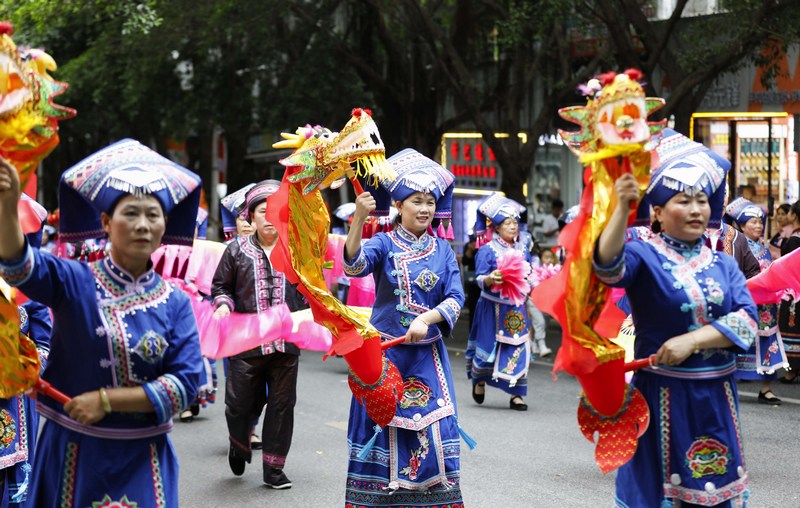 布依民俗巡游。史传鸿摄