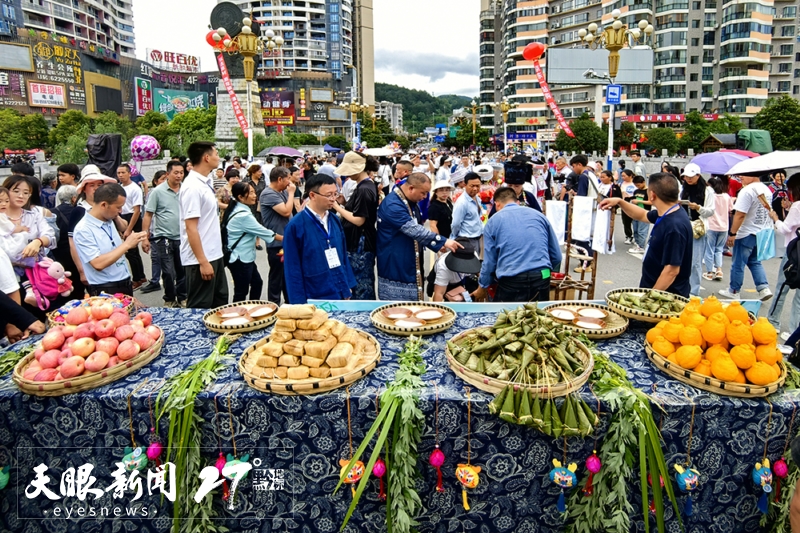 黔南惠水“端午游百病” 吸引群众盛装出游