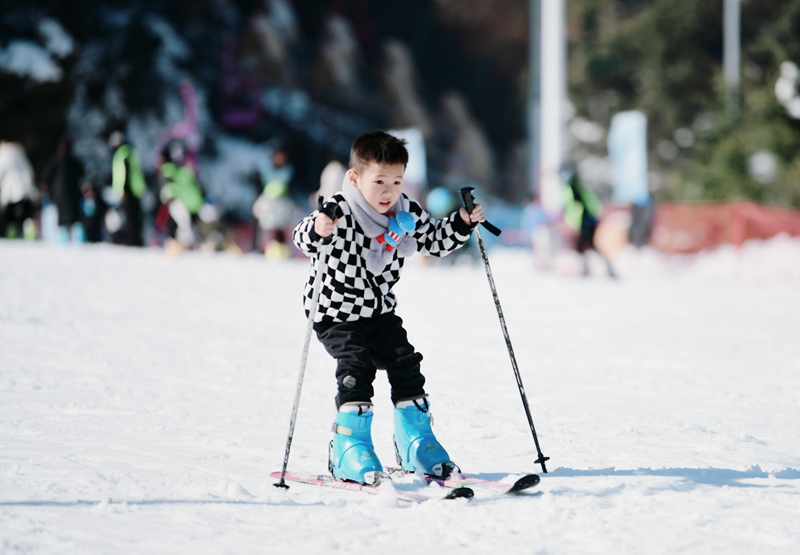 游客在梅花山国际滑雪场享受冰雪乐趣。尚宇杰摄