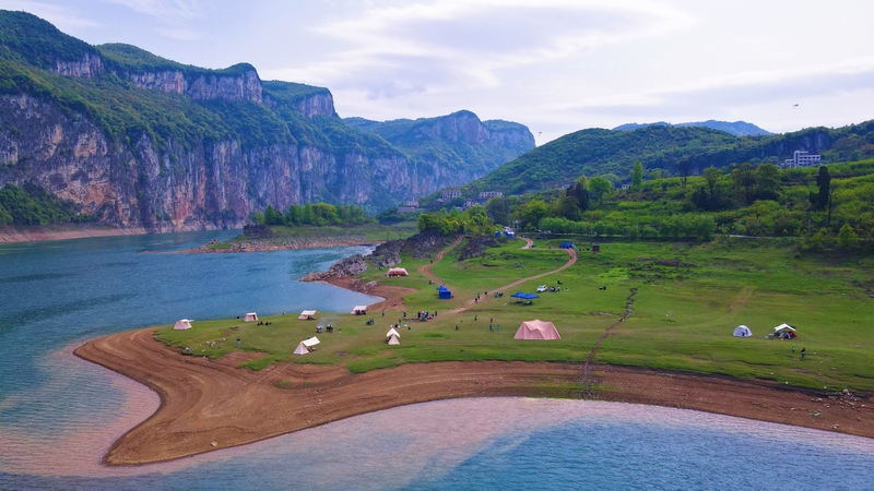 化觉镇前顺村，游客在乌江边上露营。吴艳禹摄