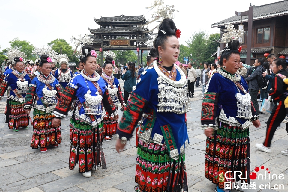 贵州丹寨“五一”旅游市场火热 举办精彩纷呈系列活动_fororder_苗族盛装巡游  摄影  杨展凌