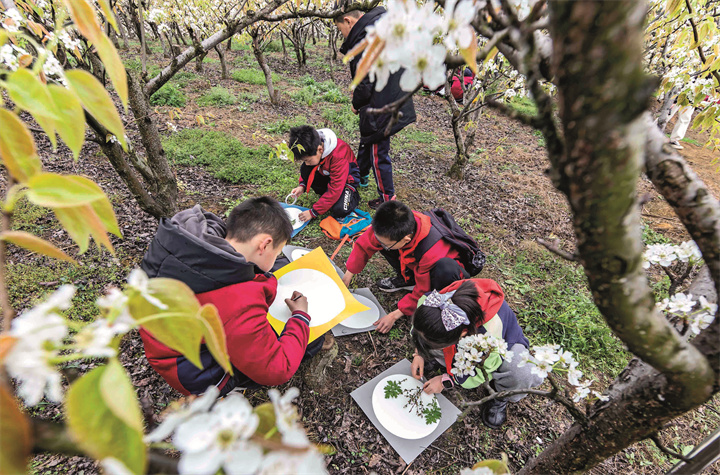 594599-2023年3月25日，贵州省黔西市第一小学的学生在研学基地制作创意画。.jpg