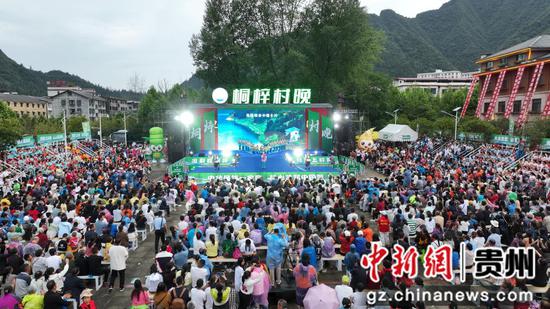 6月22日，桐梓“村晚“现场。 邓刚摄