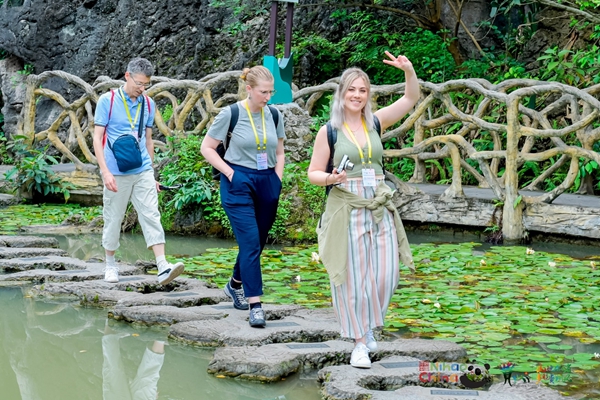 多彩贵州不止一面 欧洲国家旅行商打卡黄果树景区