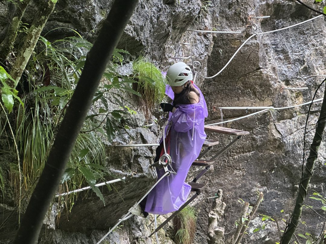 游客体验飞拉达攀岩。.jpg