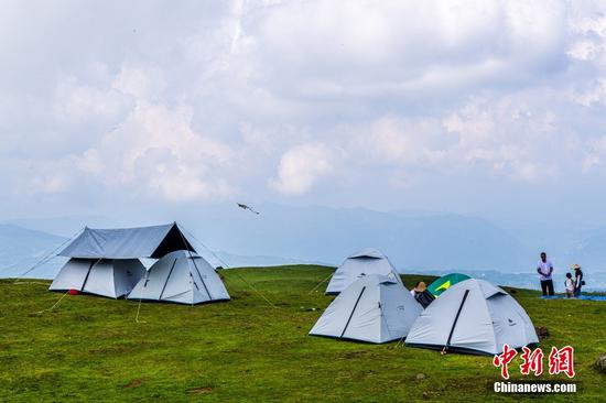 也可以选择在山间草场露营，与大自然无限亲近。