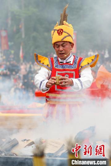 主祭师向仡佬族先祖敬酒。　瞿宏伦 摄