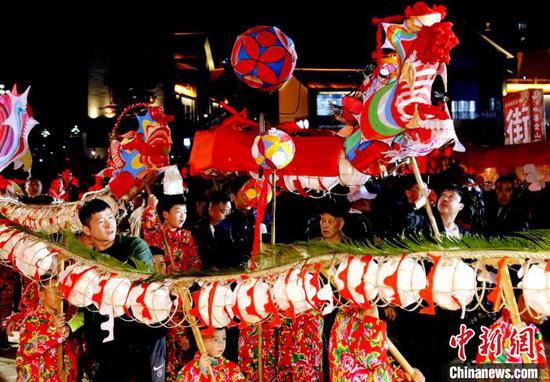 2月18日，贵州施秉县“玩亮龙”活动准备游演的“亮龙”。奉力摄