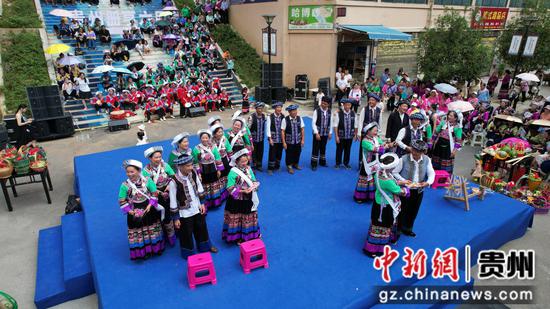 7月11日是贵州册亨县布依族苗族群众的传统节日“六月六”，当地开展非遗展演，这是民间文艺队表演。