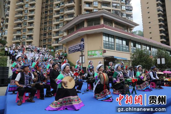 7月11日是贵州册亨县布依族苗族群众的传统节日“六月六”，当地开展非遗展演，这是民间文艺队表演布依八音。