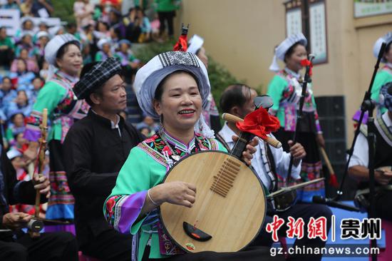 7月11日是贵州册亨县布依族苗族群众的传统节日“六月六”，当地开展非遗展演，这是民间文艺队表演。