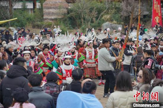 图为芦笙会现场，苗族同胞围着芦笙跳芦笙舞。吴大平 摄