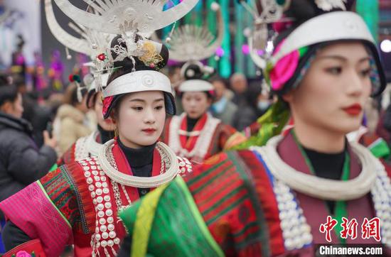 图为芦笙会现场，苗族同胞围着芦笙跳芦笙舞。吴大平 摄