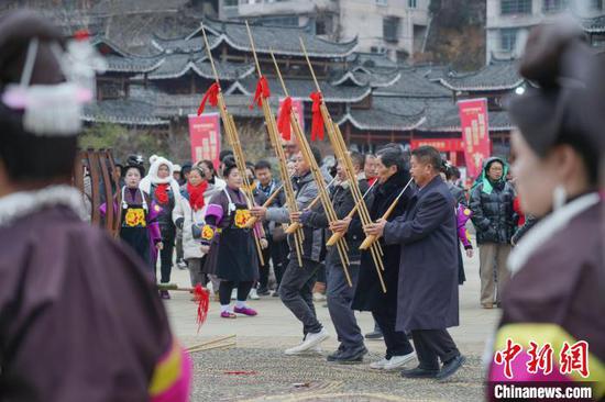 图为芦笙会现场，苗族同胞吹奏芦笙。吴大平 摄