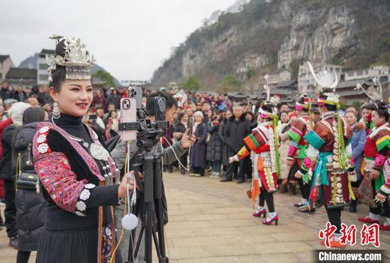 图为一名苗族主播在直播活动现场。吴大平 摄