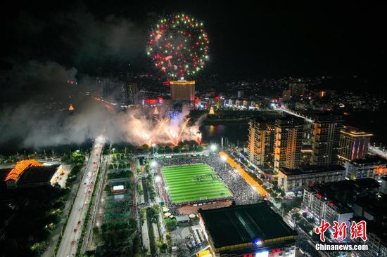 烟花在”村超“足球场上空燃放。