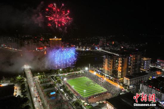 烟花在”村超“足球场上空燃放。