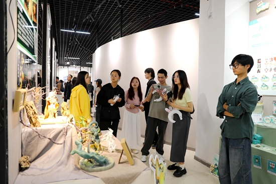 贵州师范学院美术与设计学院2024届毕业设计展（绥阳专场）开展_fororder_毕业设计展现场人潮涌动，吸引了众多师生和观众前来观摩。陈贤琴摄 (4)