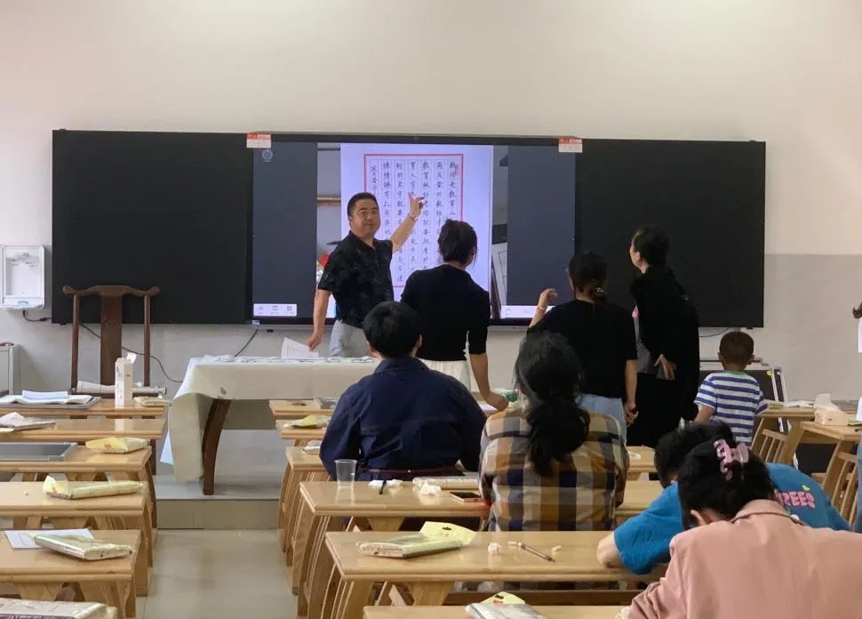 息烽县振中小学开展廉洁文化书法作品比赛。