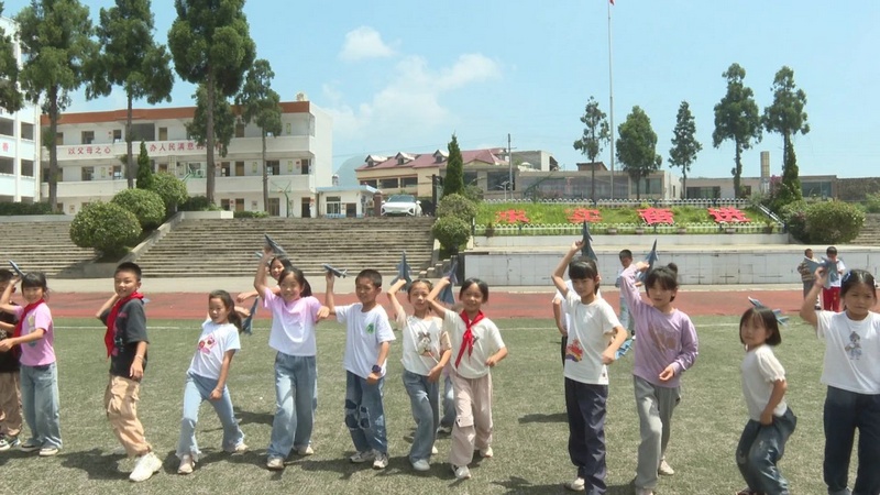 手拿航空飞机模型的水母小学学生。林倚帆摄