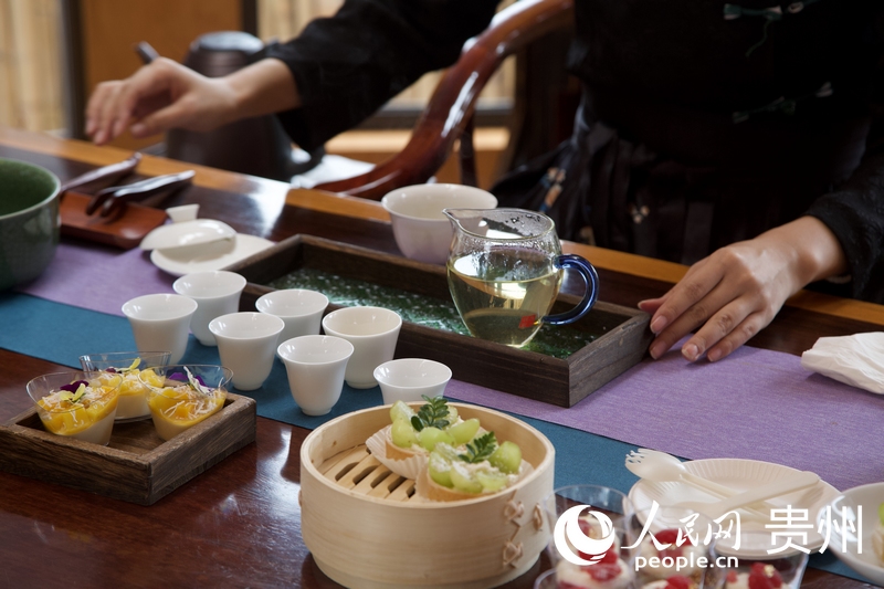 神鹊茶场内茶艺展示现场。人民网 陈洁泉摄