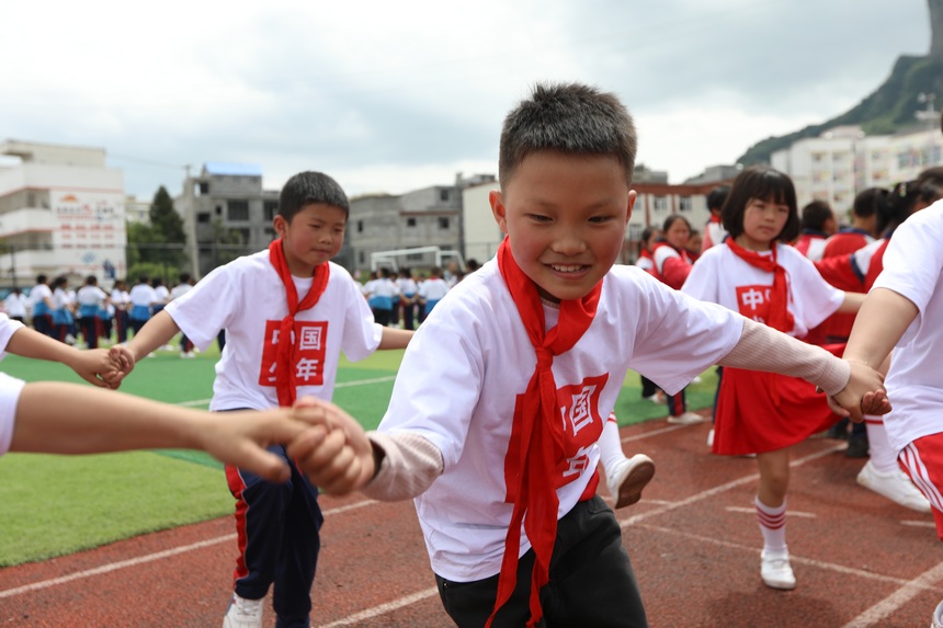 5月31日，孩子们在贵州省大方县凤山小学跳乌蒙欢歌。