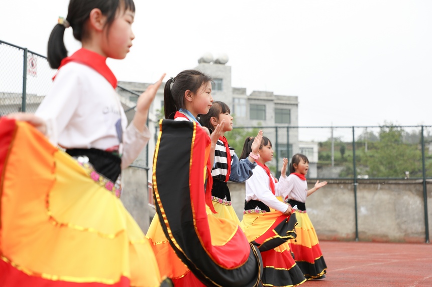 5月31日，孩子们在贵州省大方县凤山小学跳乌蒙欢歌。