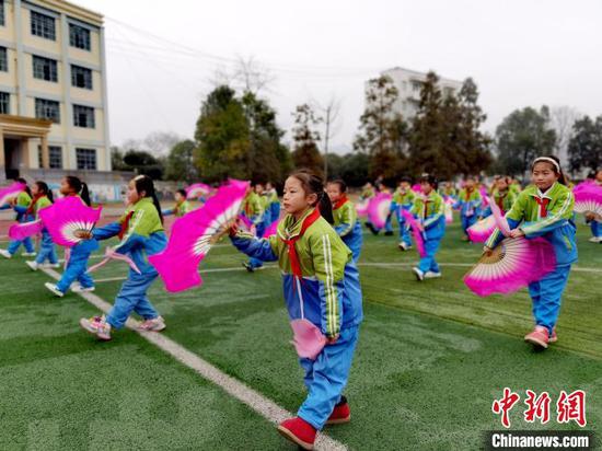 资料图：贵州省思南县许家坝小学课间操齐跳“花灯操”。周燕玲 摄