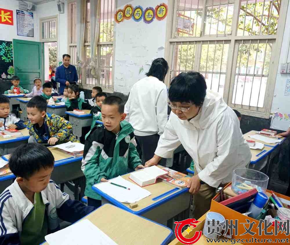 省教育厅学前教育处处长谢旌到从江县城关第三小学调研指导