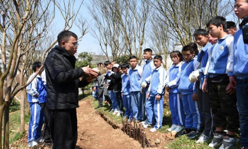 大方县特教学校学生正在听老师讲解如何种植天麻.jpg