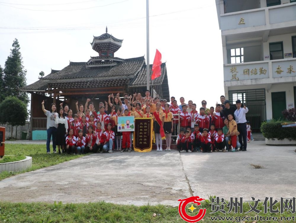 北京第二实验小学学生为美德小学援建升旗台