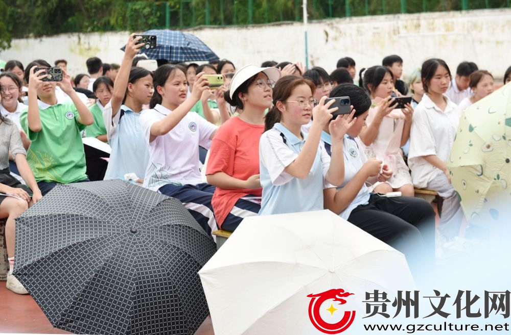 晴雨交织，见证孩子们最美人生初体验 ——从江二中举行最特别的毕业典礼