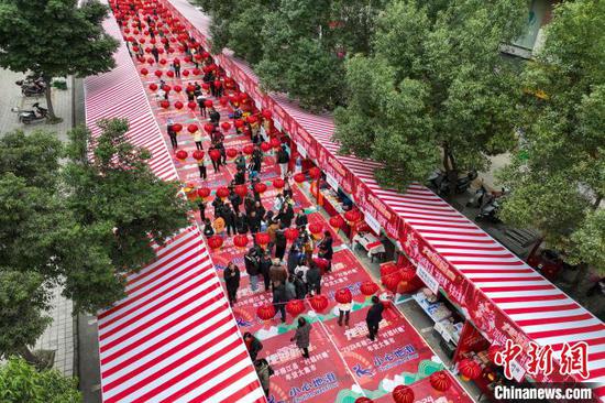 资料图：2月3日，在贵州榕江举办的“村超村晚”年货大集市吸引民众。中新网记者瞿宏伦摄