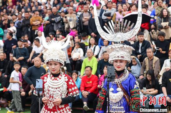 3月16日，2024年“村超”决赛阶段比赛开赛，赛场边，当地民众正在直播。中新网记者瞿宏伦摄