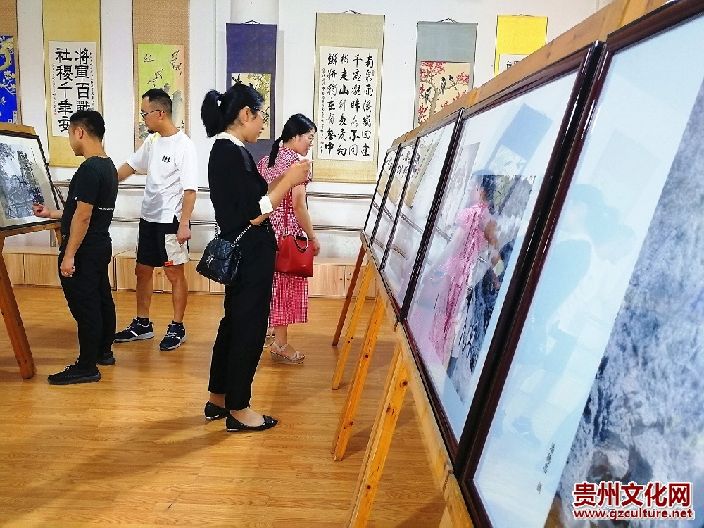 游客参观书画展 (2).jpg