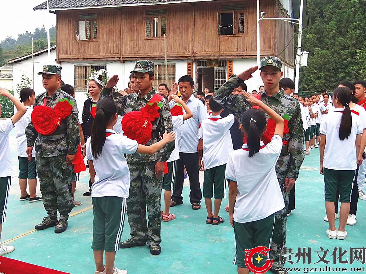 雷洞乡学生为向新兵敬礼.jpg