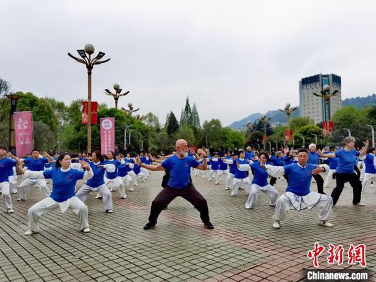 图为4月10日法国友人与贵州遵义的学生和健身爱好者共同练八段锦。周燕玲摄