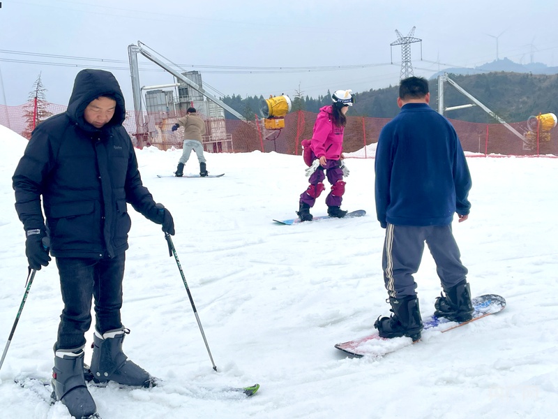 走滑雪去！贵阳花溪云顶滑雪场带你感受南国冰雪风光