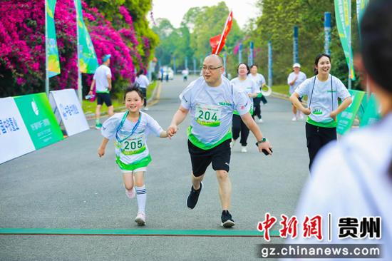 “智享美好生活”黄果树·家庭欢乐跑开跑